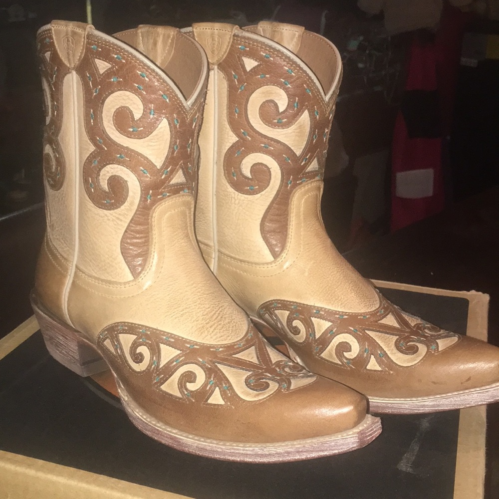 🛑🛑SOLD🛑🛑western boots new in box size 6.5 B